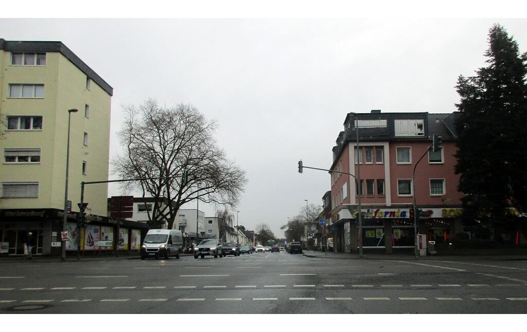 Straßenkreuzung an der für den Ort und Stadtteil Köln-Wahn zentralen Frankfurter Straße / Bundestraße B 8 (2024). In den Jahren 1917-1961 verlief hier die Strecke der Wahner Straßenbahn.