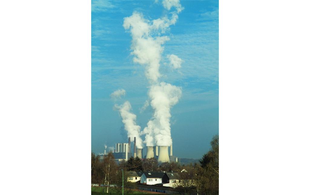 Die Kühltürme des Braunkohlenkraftwerks in Eschweiler-Weisweiler, Städteregion Aachen
