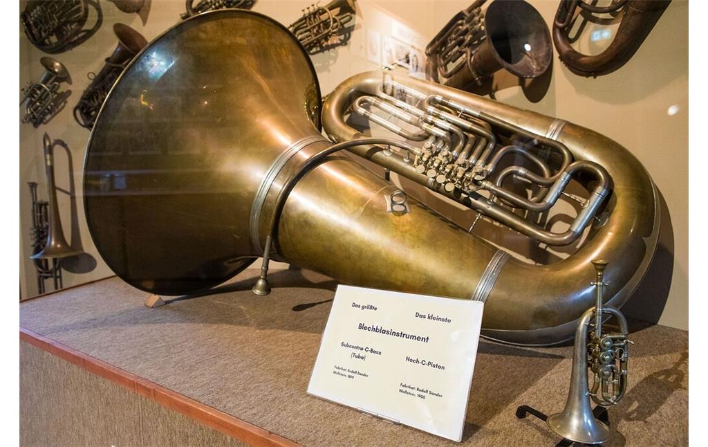 Blick in eine der Vitrinen im Musikantenland-Museum. Gezeigt werden das größte und das kleinste Blechblasinstrument der Welt (2023)