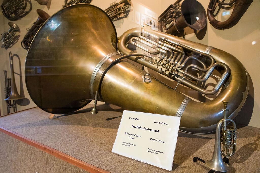 Blick in eine der Vitrinen im Musikantenland-Museum. Gezeigt werden das größte und das kleinste Blechblasinstrument der Welt (2023)