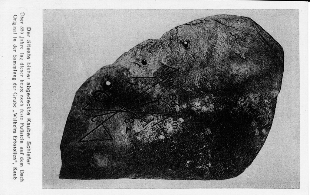 Arbeiter mit Lok am Ansichtskarte zum ältesten bisher entdeckten Kauber Schiefer (Fußstein, von 1582) aus dem Wilhelm-Erbstollen in Kaub (1950er Jahre)des Wilhelm-Erbstollens (1930er Jahre)