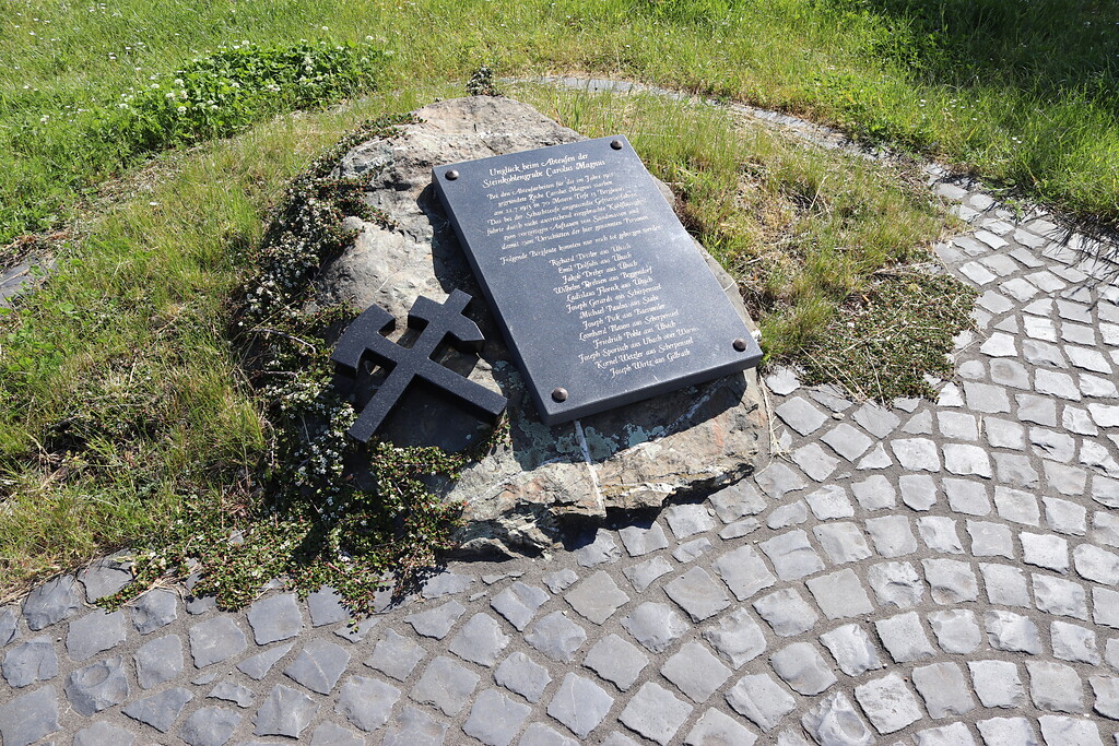 Gedenkplatte zur Erinnerung an das Grubenunglück von 1913 auf dem früheren Bergwerksgelände der Gewerkschaft Carolus Magnus (2021)