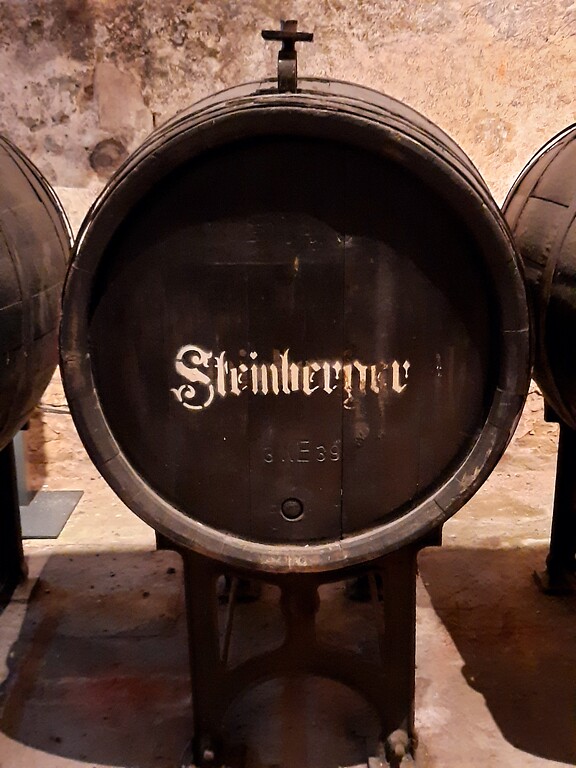 Historisches Weinfass mit Wein der Lage Steinberg im Kloster Eberbach (2020)