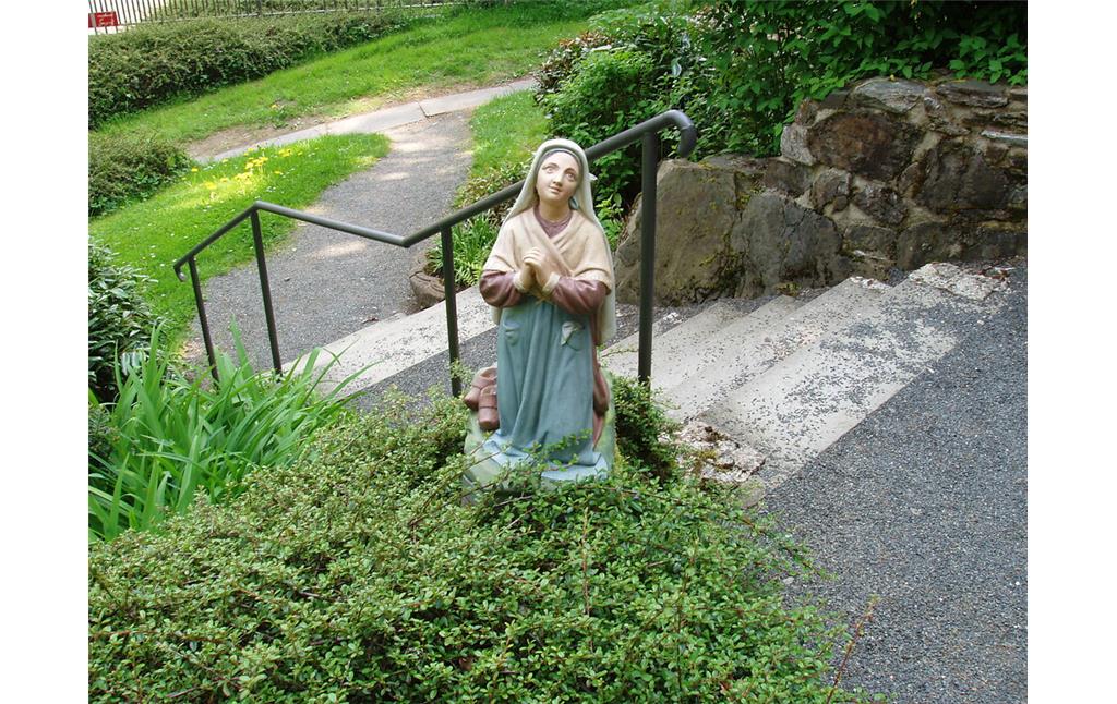 Figur der Hl. Bernadette an der Lourdesgrotte am Kloster Maria Engelport (2009)
