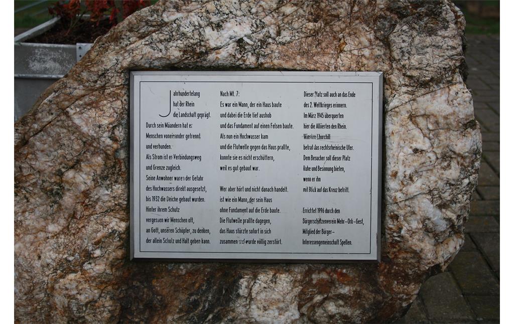 Tafel zur alliierten Großoffensive "Plunder" im März 1945 auf dem Gedenkstein unterhalb des Deichkreuzes bei Voerde-Ork (2017).