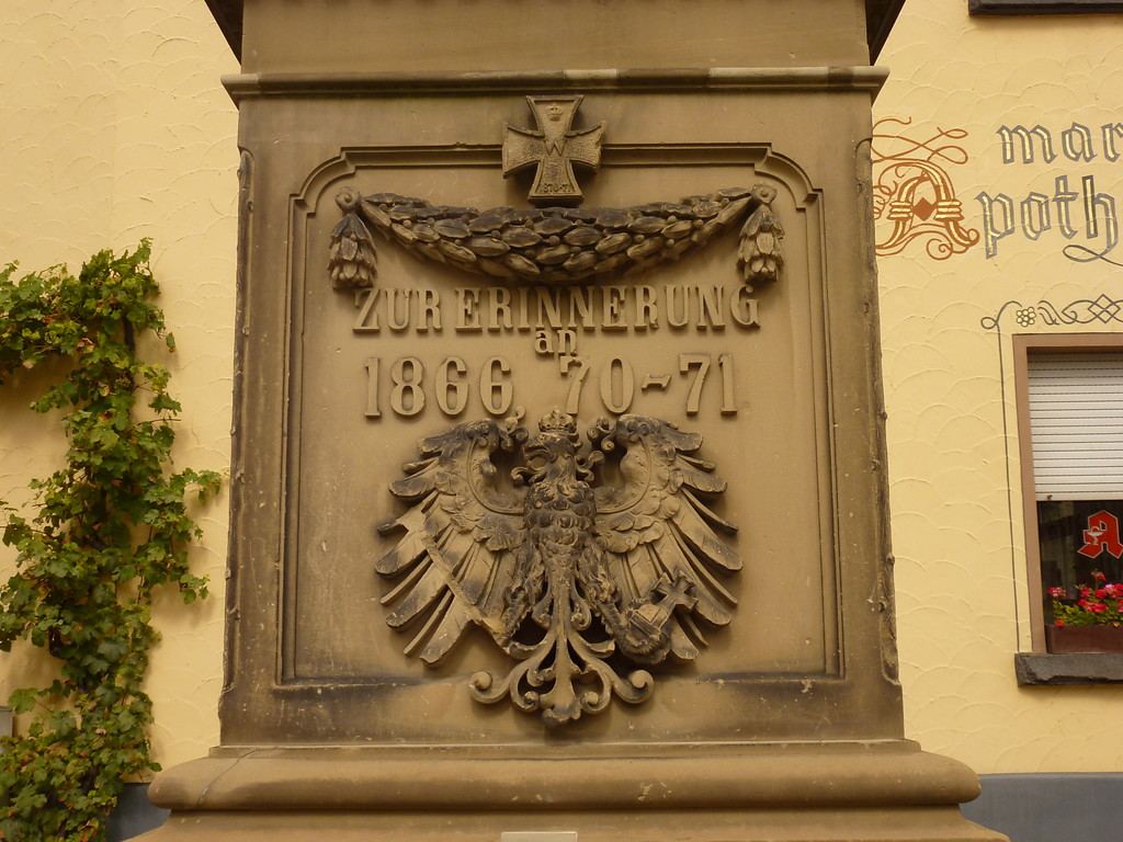 Kriegerdenkmal in Oberwesel (2016): Die mittlere Stufe ziert der preußische Adler und die Inschrift Zur Erinnerung an 1866, 70-71, geschmückt mit Lorbeergirlande und Eisernem Kreuz.
