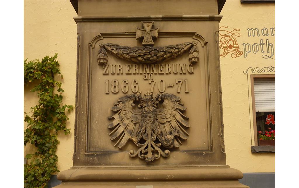 Kriegerdenkmal in Oberwesel (2016): Die mittlere Stufe ziert der preußische Adler und die Inschrift Zur Erinnerung an 1866, 70-71, geschmückt mit Lorbeergirlande und Eisernem Kreuz.