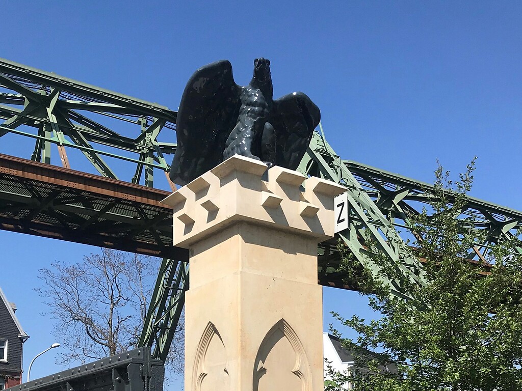 Eine der beiden 2019 wieder errichteten Adler-Statuen an ihrem angestammten Platz an der Südseite der Wuppertaler Adlerbrücke (2020).
