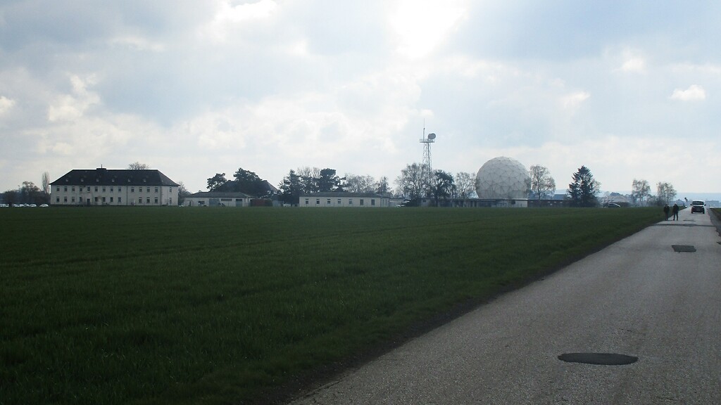 Blick auf die Mercator-Kaserne bei Euskirchen mit der markanten Radarkuppel des "Radom" (2021).