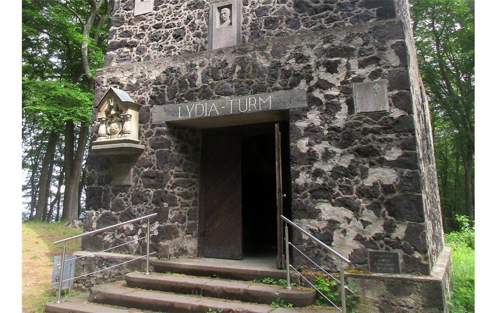 Der Eingang zum Lydiaturm bei Wassenach am Laacher See mit dort angebrachten Gedenktafeln (2020).