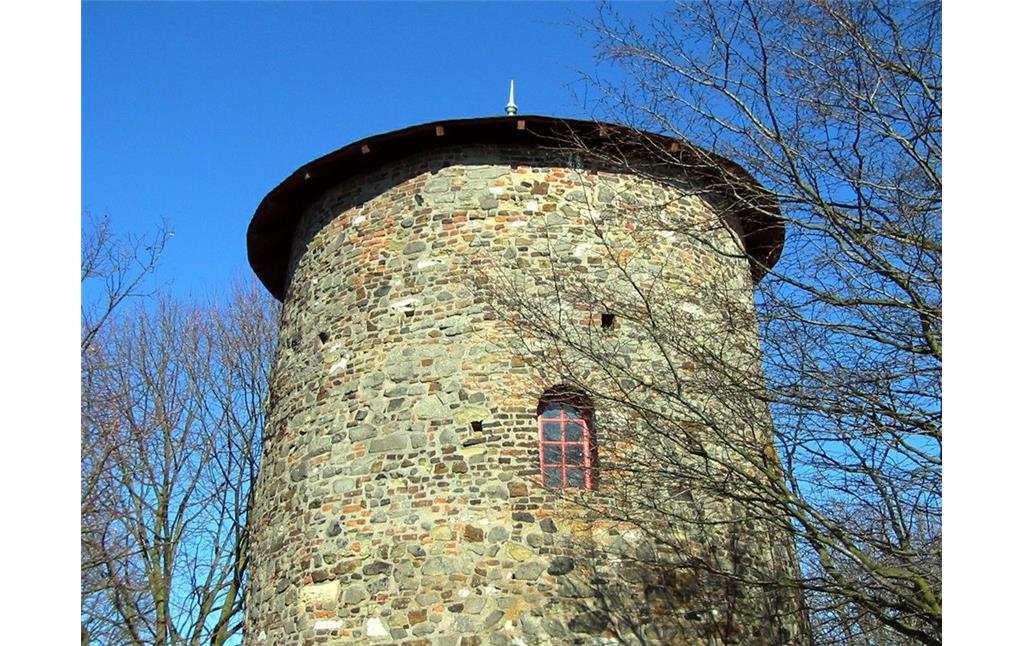Ansicht des oberen Mauerkranzes der Fritzdorfer Windmühle (Windmühlenturm Fritzdorf, 2011).