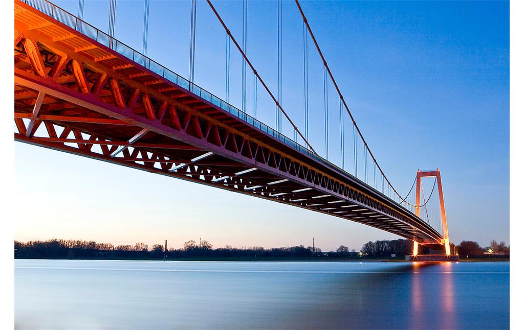 Ansicht der Rheinbrücke Emmerich (2009); das Bild lässt erkennen, warum das Bauwerk auch "Golden Gate Bridge vom Niederrhein" genannt wird.