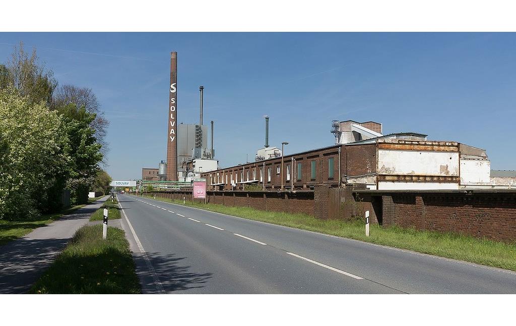 Blick von der Xantener Straße auf das Solvay-Werk in Rheinberg-Ossenberg (2016)