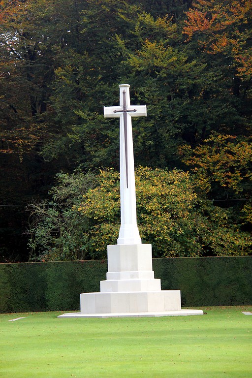 Opferkreuz ("Cross of Sacrifice") auf dem Ehrenfriedhof im Reichswald bei Kleve (2012)