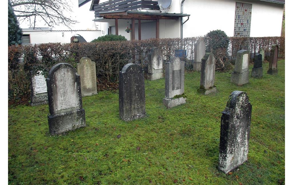 Gräberreihen auf dem jüdischen Friedhof Gemünd in der Kölner Straße (2016)