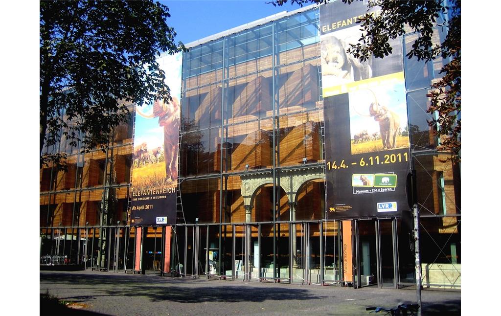 Die Vorderansicht des LVR-LandesMuseums Bonn in der Colmantstraße (2011).