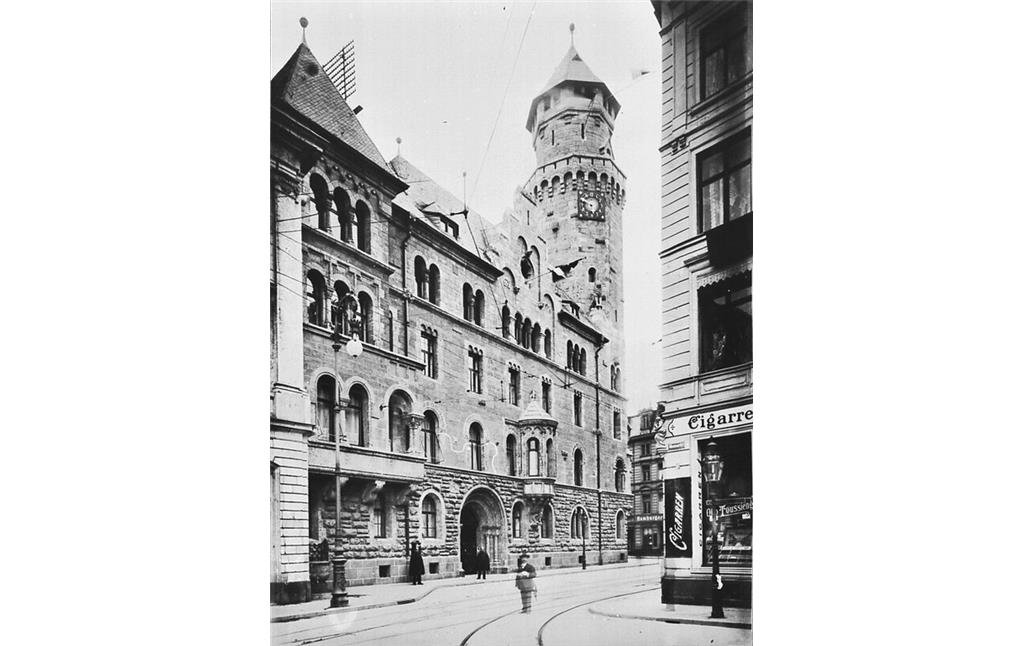Historische Aufnahme aus der Kölner Schildergasse von 1912: Das 1907 erbaute und 1945 zerstörte Polizeipräsidium.