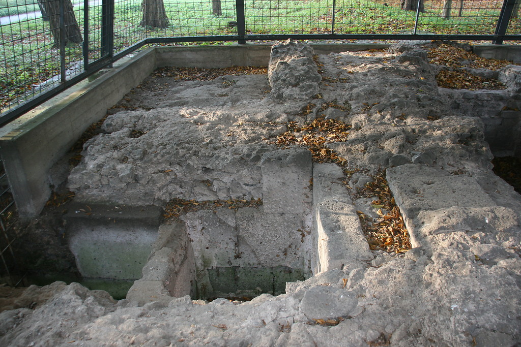 Der Boden des rechteckigen Durchlasses mit der erhaltenen Führungsrinne des Absperrschiebers der römischen Wasserleitung in Köln-Sülz, Blick von Osten (2014).