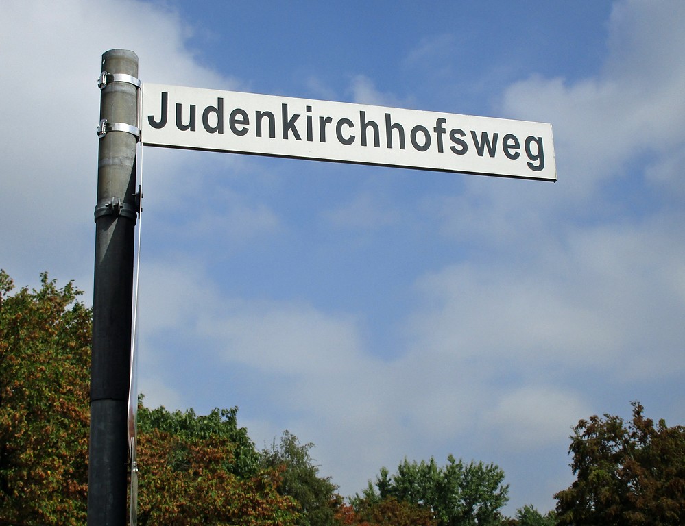 Straßenschild "Judenkirchhofsweg" im Westen des Jüdischen Friedhofs in Köln-Deutz (2016).