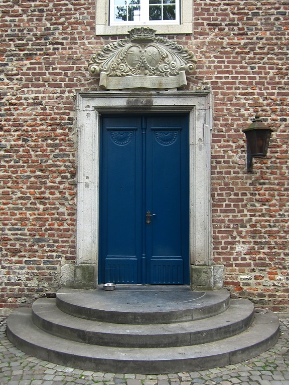 Ein Eingang zum Haupthaus von Schloß Bachem mit krönender Wappentafel (2013)
