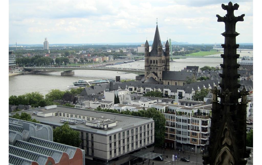 Ansicht vom Dach des Kölner Doms auf die Deutzer Brücke und die Abtei Groß-Sankt Martin, im Vordergrund der Bereich des Kurt-Hackenberg-Platzes, der früher von der römischen Hafenstraße gequert wurde (2014)