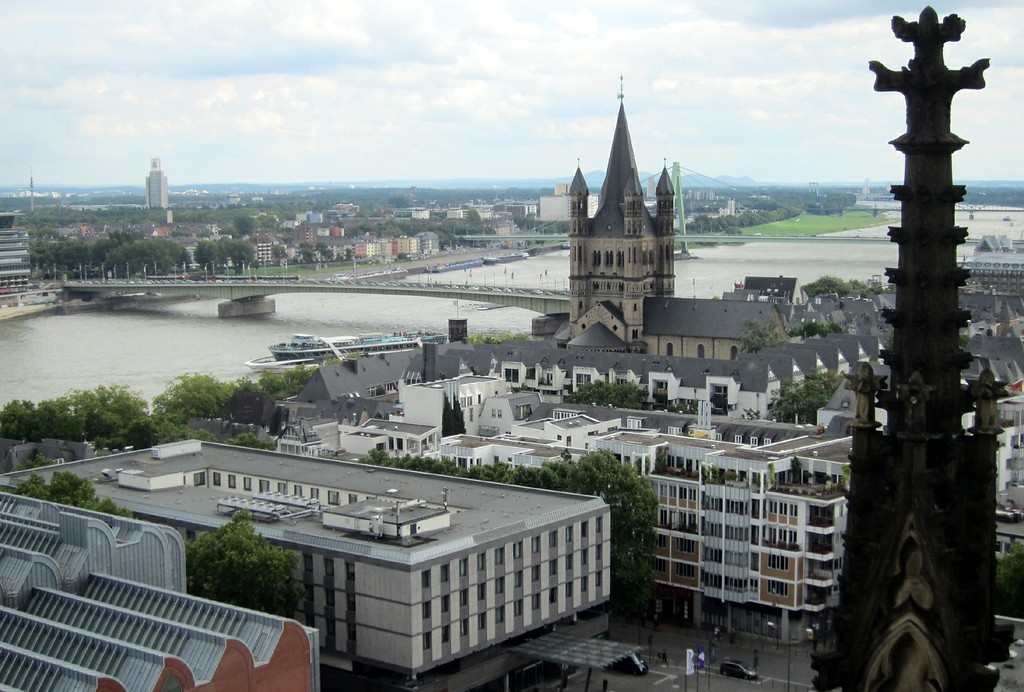 Ansicht vom Dach des Kölner Doms auf die Deutzer Brücke und die Abtei Groß-Sankt Martin, im Vordergrund der Bereich des Kurt-Hackenberg-Platzes, der früher von der römischen Hafenstraße gequert wurde (2014)