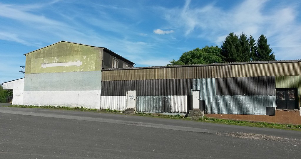 Die 2015 geschlossene Diskothek "Musicalbox" im früheren Gebäude eines R-Kauf-Supermarkts in Kaisersesch (2017), Ansicht von Nordwesten.