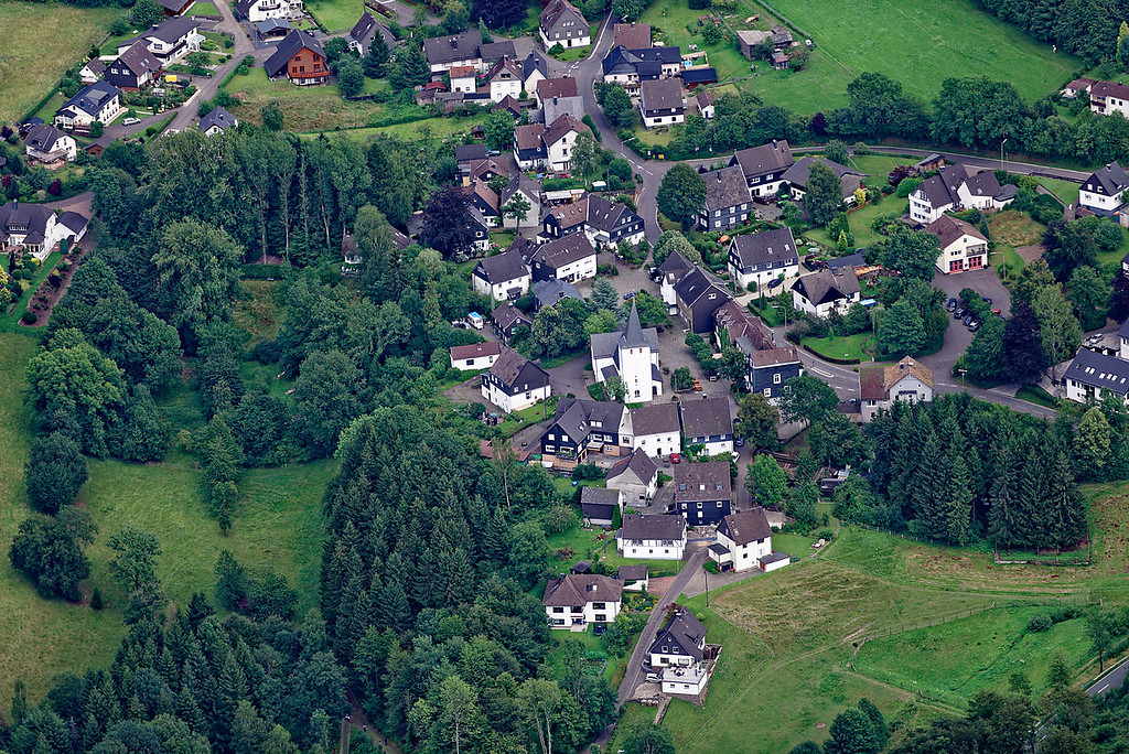 Luftaufnahme des Gummersbacher Ortsteils Lieberhausen, Blick von Westen her über die "Bunte Kerke" auf die den Ort querende Homertstraße (2015).