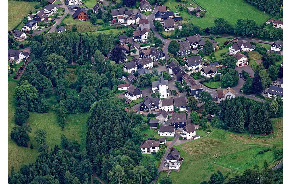 Luftaufnahme des Gummersbacher Ortsteils Lieberhausen, Blick von Westen her über die "Bunte Kerke" auf die den Ort querende Homertstraße (2015).