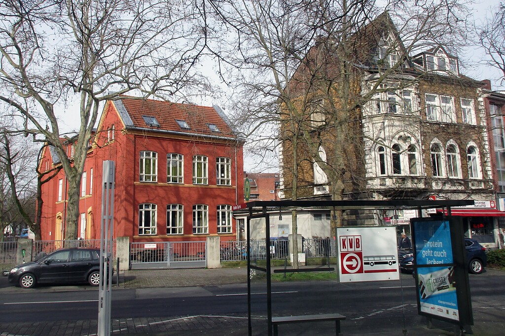 Blick vom früheren namenlosen Dorfplatz von Köln-Riehl, dem so genannten "Riehler Plätzchen" auf die alte Schule links im Bild (2020).