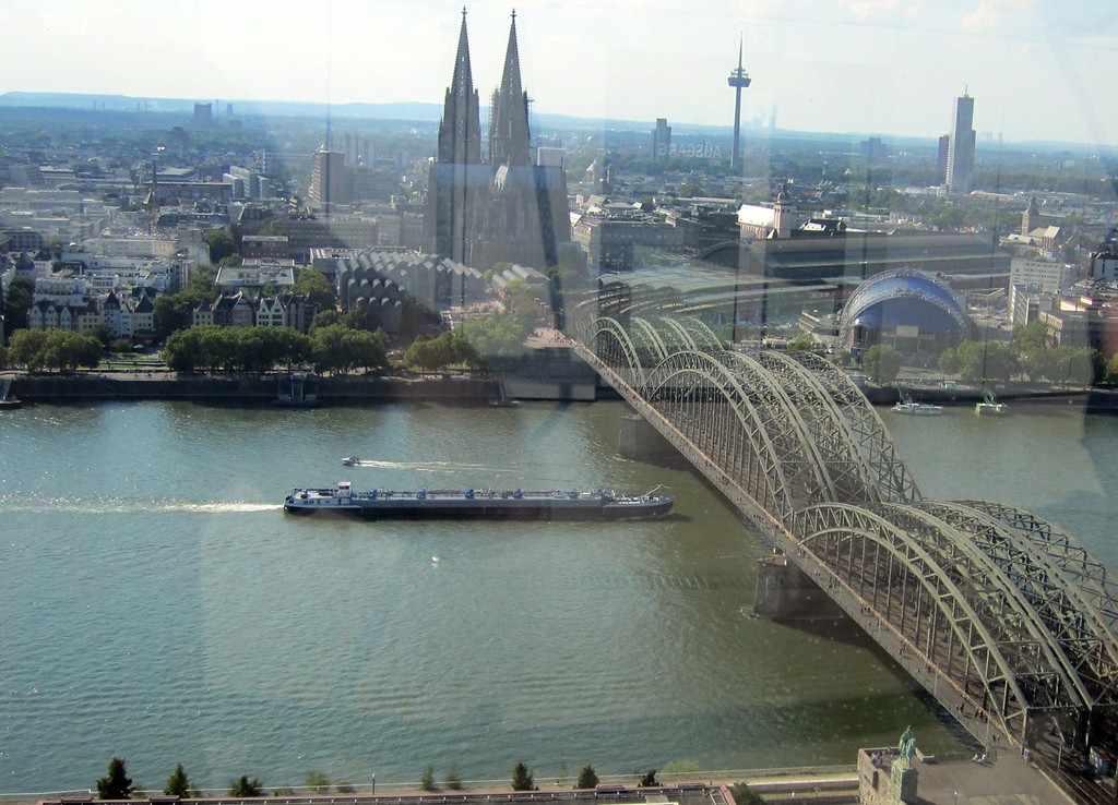 Hohenzollernbrücke, Blick von der Aussichtsplattform des Triangle-Hochhauses (2011)