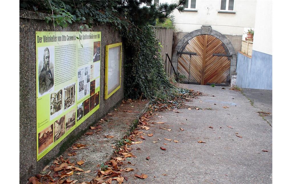 Der Zugang zum früheren "Apollinariskeller" der Remagener Hoteliers- und Weinhändlerfamilie Caracciola am Deichweg in Remagen (2020).