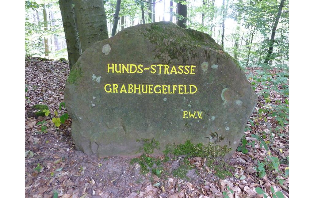 Ritterstein Nr. 244 Hunds-Strasse Grabhuegelfeld östlich von Heltersberg an der L 499 (2013)