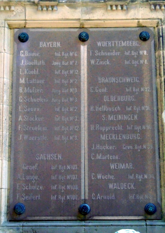 Beispielhaftes Relief mit Namen von Gefallenen am Kriegerdenkmal und Soldaten-Grabmal von 1870/71 auf dem Kölner Melatenfriedhof (2020).
