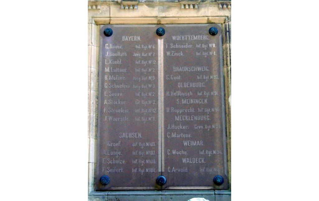 Beispielhaftes Relief mit Namen von Gefallenen am Kriegerdenkmal und Soldaten-Grabmal von 1870/71 auf dem Kölner Melatenfriedhof (2020).
