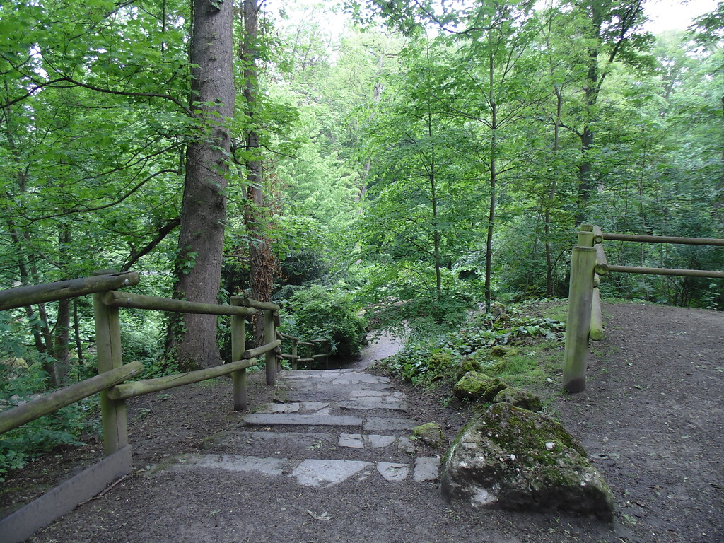 Weg im Felsengarten am Fort Deckstein in Köln-Lindenthal im Frühjahr (2021).