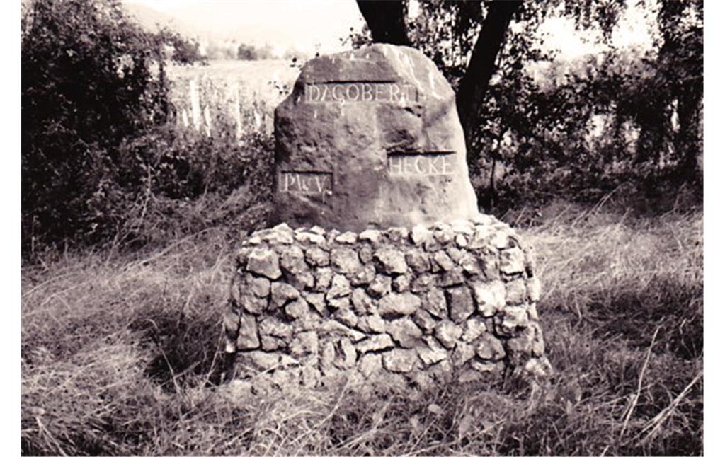 Ritterstein Nr. 183 "Dagobert-Hecke" südlich von Frankweiler (1993)