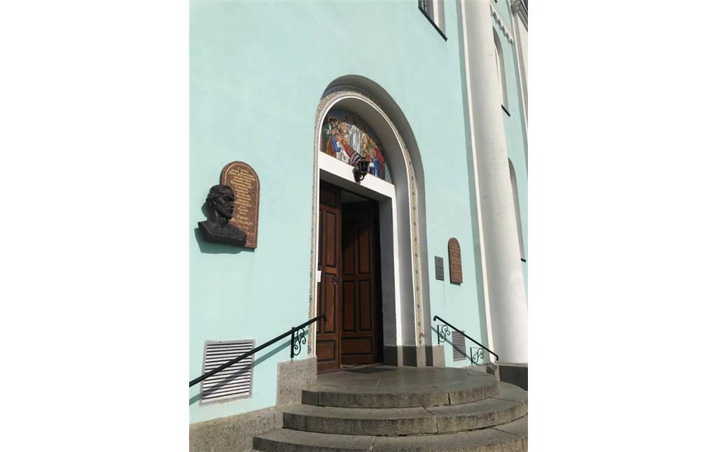 Entrance to Uspenskiy (St. Dormition) Cathedral (2021)