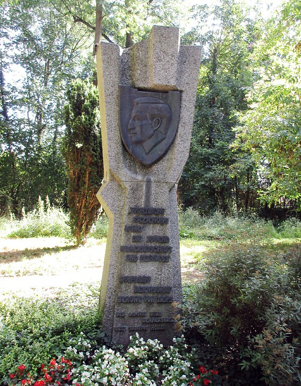 Das Denkmal für Wolfgang Reichsgraf Berghe von Trips nahe der "Alten Burg" im Stadtpark Horrem (2022).
