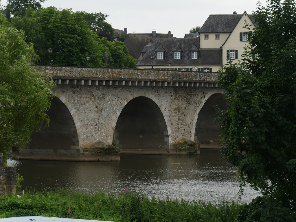 Seitenansicht der Alten Lahnbrücke Limburg (2017)