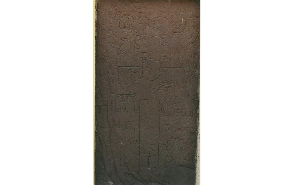 Grabplatte der Hildegard von Moskopp aus dem Jahre 1790 auf dem Gelände des Klosters Maria Engelport bei Treis-Karden (2008)