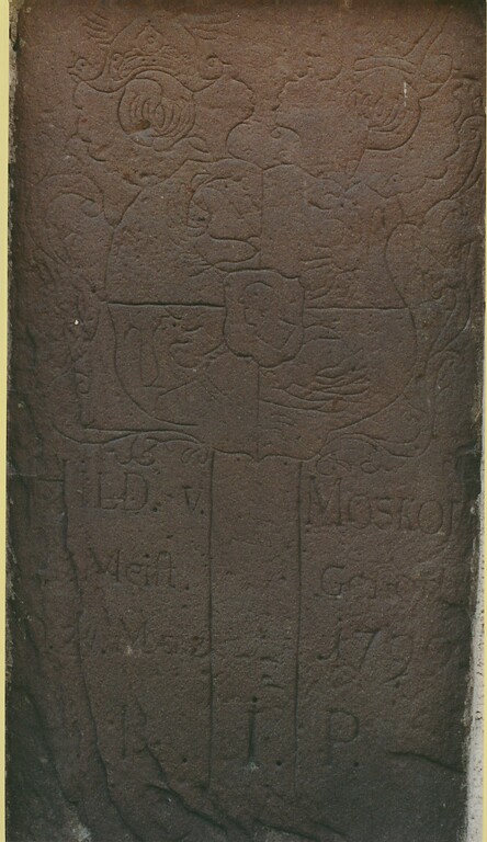 Grabplatte der Hildegard von Moskopp aus dem Jahre 1790 auf dem Gelände des Klosters Maria Engelport bei Treis-Karden (2008)