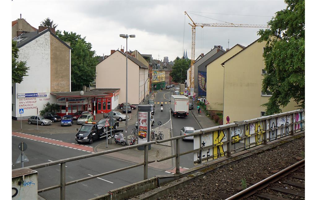 Blick auf die heute als KFZ-Handel betriebene historische Tankstelle in Köln-Nippes von der S-Bahnstation Nippes aus (2018).