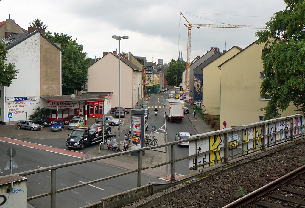 Blick auf die heute als KFZ-Handel betriebene historische Tankstelle in Köln-Nippes von der S-Bahnstation Nippes aus (2018).