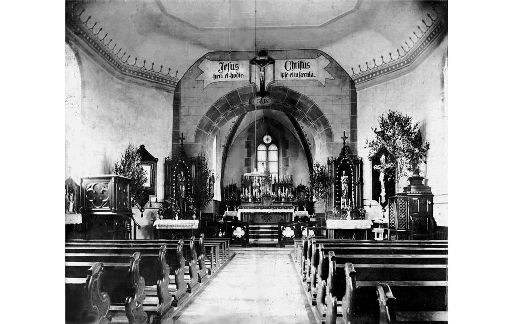 Kircheninnenraum der Kirche Maria Himmelfahrt in Dörrebach (um 1900)