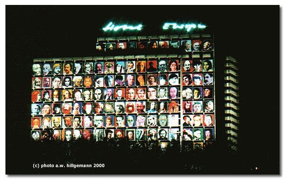 Die Kaiserbauruine mit der Aktionskunst von HA Schult - aus der Hotelruine wird das "Hotel Europa" (2000).