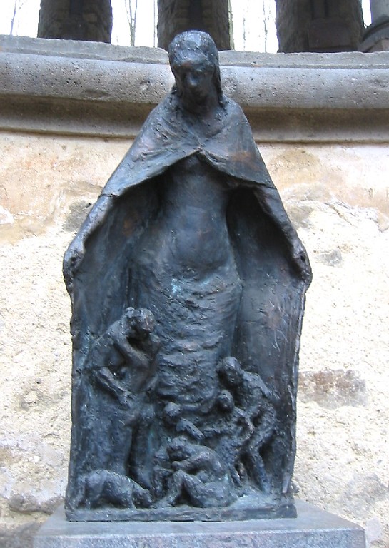 Die im Jahr von dem deutschen Bildhauer Ernemann Sander geschaffene Schutzmantelmadonna in der Chorruine der Abteikirche Heisterbach bei Königswinter (2008).