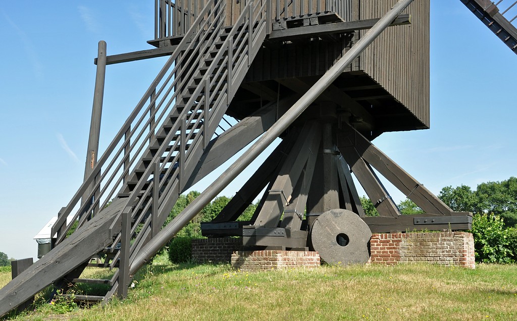 Detailansicht der unteren Bauteile an der Rückseite der "Tönisberger Mühle" in Kempen-Tönisberg (2017).