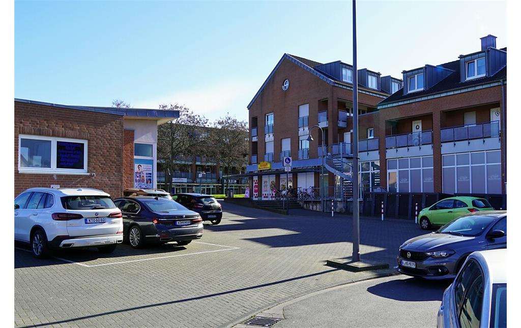 Blick auf Gewerbe- und Wohnbebauung an der Geiersbergstraße im Kölner Stadtteil Köln-Blumenberg (2023).