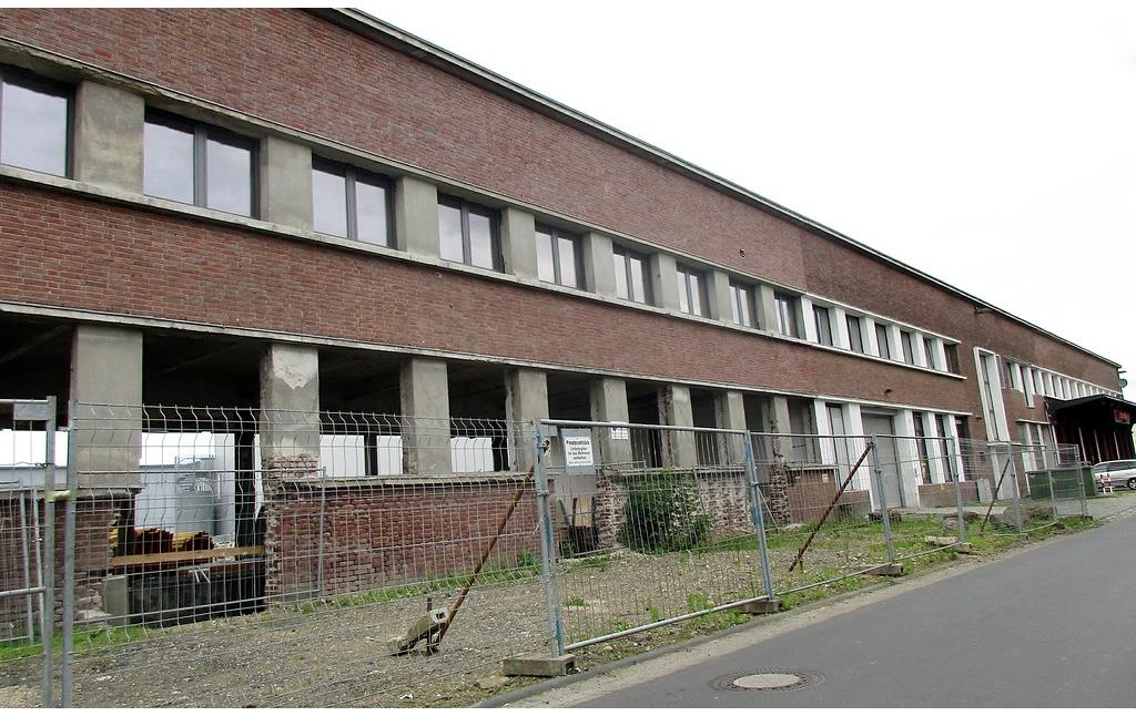 Noch nicht wieder genutzte Bereiche des ehemals zentralen Phrix-Werksgebäudes mit einer Grundfläche von etwa 225 x 90 Metern im heutigen Gewerbegebiet "Am Turm" in Siegburg (2016).
